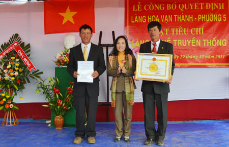 Bà Hoàng Thị Thu Hồng - Phó Chủ tịch Thường trực Hội đồng nhân dân tỉnh trao giấy chứng nhận cho đại diện làng hoa Vạn Thành.