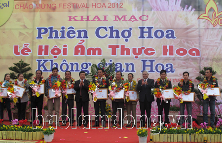 UBND Thành phố Đà Lạt đã khen thưởng cho 65 tập thể và hội kinh doanh tiêu biểu tham gia chương trình Phiên chợ hoa