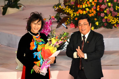Đồng chí Huỳnh Đức Hòa tặng hoa cho đồng chí Nguyễn Thị Kim Ngân. Ảnh Thụy Trang