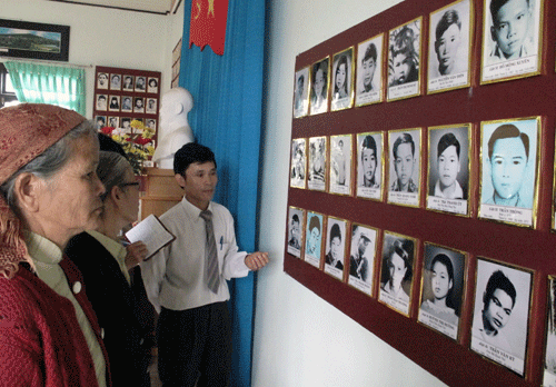  Ông Phạm Dư - Trưởng thôn Xuân Sơn giới thiệu phòng truyền thống yêu nước của thôn.