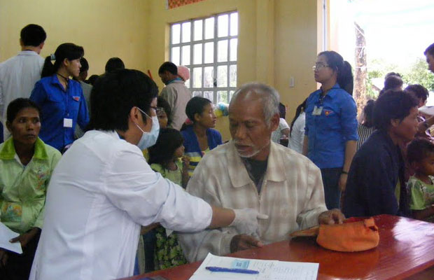 Khám bệnh và phát thuốc miễn phí cho gần 300 đồng bào nghèo của xã Đạ M’Rông