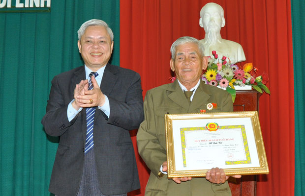 Huyện ủy Di Linh trao Huy hiệu Đảng
