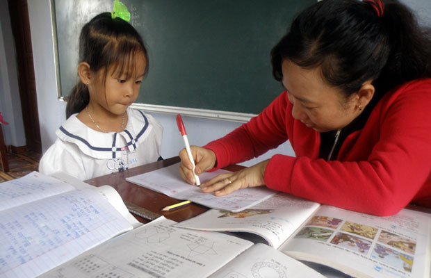 Cô giáo Nhung hướng dẫn học sinh làm bài