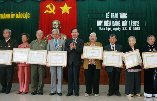 Bảo Lộc: Trao huy hiệu đảng cho đảng viên