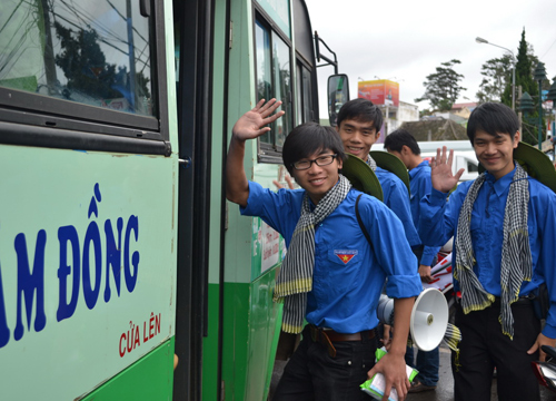 Các chiến sỹ tình nguyện lên xe về 24 xã khó khăn trong tỉnh