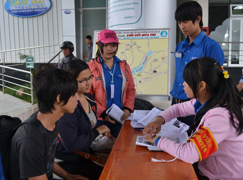 Các Thanh niên tình nguyện đón thi sinh tại bến xe liên tỉnh Phương Trang.