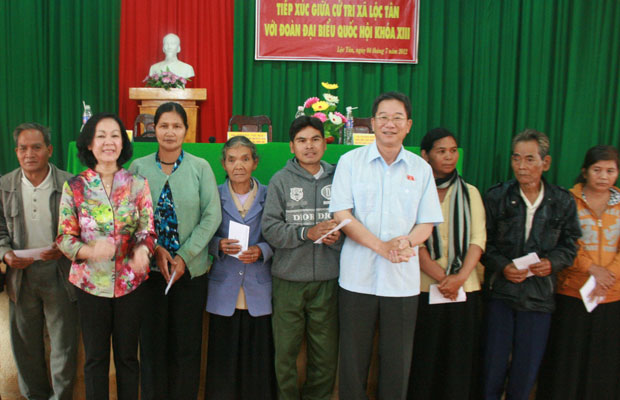 Đoàn ĐBQH (đơn vị tỉnh Lâm Đồng) tặng quà các gia đình chính sách tại xã Lộc Tân (Bảo Lâm)