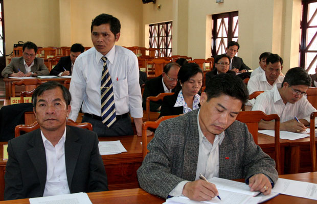 Đại biểu HĐND huyện Lạc Dương góp ý tại kỳ họp