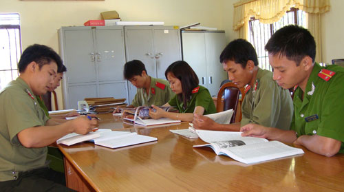 Đoàn viên, thanh niên chi đoàn Công an huyện Lạc Dương tìm hiểu các tác phẩm về Bác Hồ