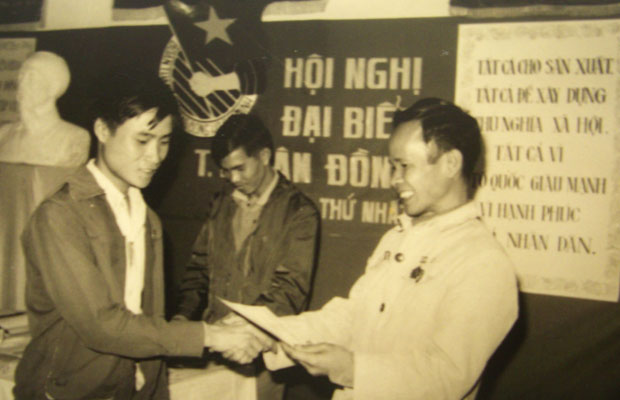 Liệt sĩ TNXP Hồ Dư Lợi (trước khi hi sinh) nhận Bằng khen của Bí thư Tỉnh Đoàn