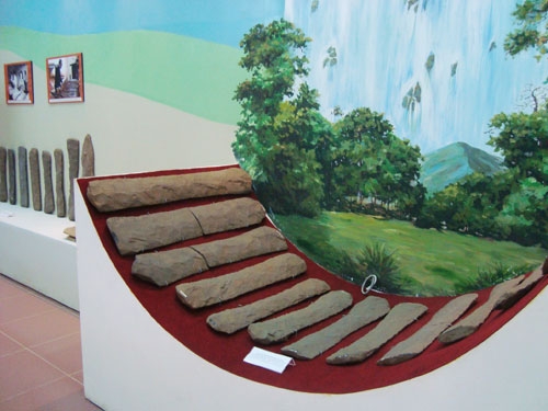 Đàn đá Di Linh hiện được trưng bày tại Bảo tàng Lâm Đồng