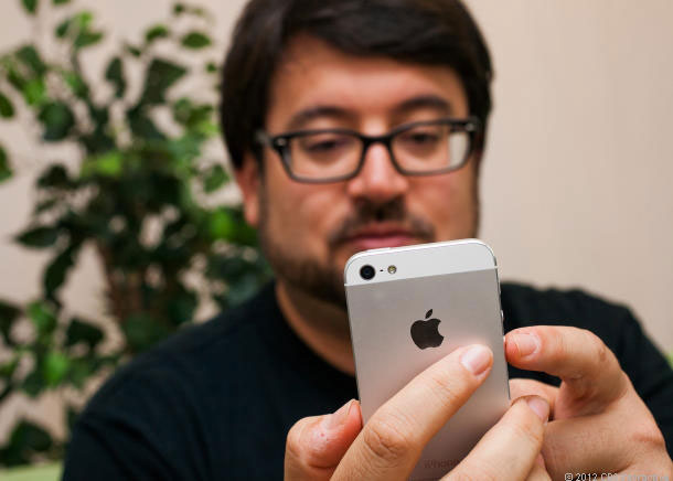 Bất chấp nhiều thông tin phê phán, nhiều tín đồ công nghệ vẫn cố mua một chiếc iPhone 5