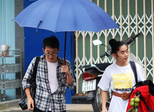 Đôi bạn trẻ người Nhật Bản dạo quanh phố phường Đà Lạt với cây dù trong tay