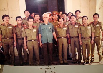  Lực lượng SBC chụp ảnh với ông Mai Chí Thọ, Giám đốc CA.TPHCM lúc bấy giờ.