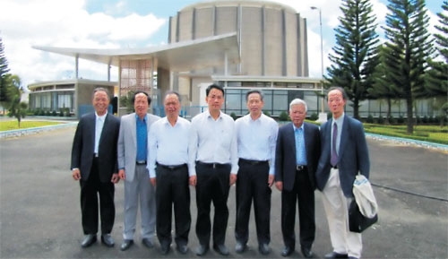 PGS - TS Nguyễn Nhị Điền (thứ 3 từ phải sang) cùng Ban Giám đốc Viện NCHN tiếp và làm việc Ban lãnh đạo Viện Năng lượng Nguyên tử Việt Nam.