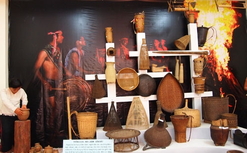 Góc trưng bày các dụng cụ tìm kiếm thức ăn truyền thống