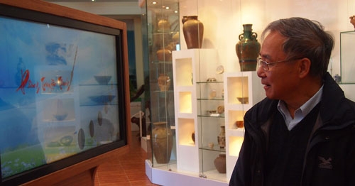 Cha Sinh đang hướng dẫn cách liên hệ thông tin với hiện vật trong Phòng Truyền thống