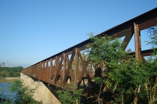 Cầu đường sắt bắc ngang qua sông Dinh