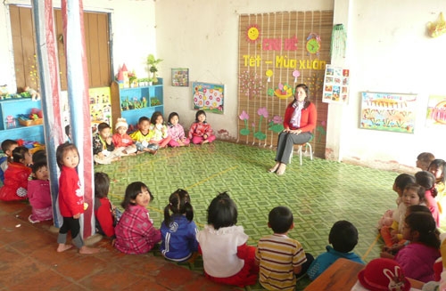 Một lớp mẫu giáo học tạm tại trung tâm xã Phi Tô trong khi chờ lớp học xây mới hoàn tất