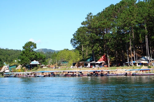 Khu du lịch hồ Tuyền Lâm là một trong những điểm dừng chân lý tưởng của du khách. 
