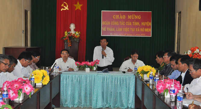 Đồng chí Vũ Công Tiến - Phó Bí thư Tỉnh uỷ, Trưởng đoàn Đại biểu Quốc hội đơn vị tỉnh Lâm Đồng phát biểu chỉ đạo tại buổi làm việc với xã Rô Men