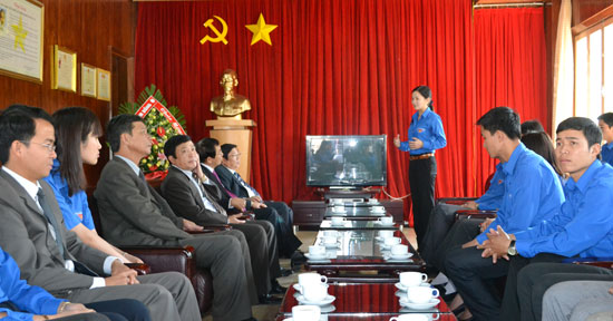Phó Bí thư Tỉnh Đoàn - Trần Thị Chúc Quỳnh báo cáo với Bí thư Tỉnh ủy về những kết quả đạt được của tuổi trẻ Lâm Đồng trong thời gian vừa qua