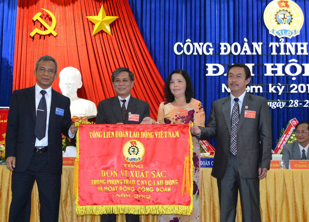 Đồng chí Đặng Ngọc Tùng - UVTW Đảng, Chủ tịch Tổng LĐLĐ Việt Nam trao Cờ 