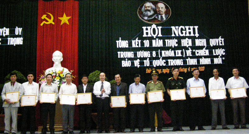 Ông Trần Ngọc Hương - Bí thư Huyện ủy Đức Trọng trao Bằng khen cho các tập thể