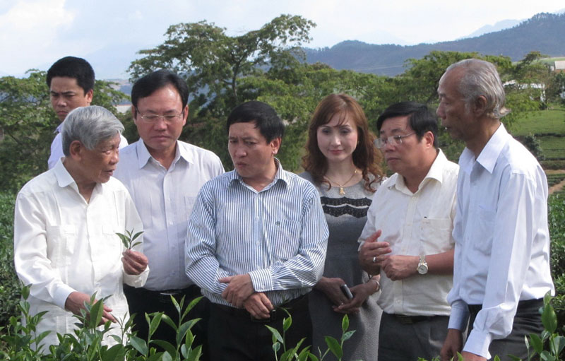 Nguyên Tổng Bí thư Lê Khả Phiêu (trái) thăm Nông trường Tâm Châu