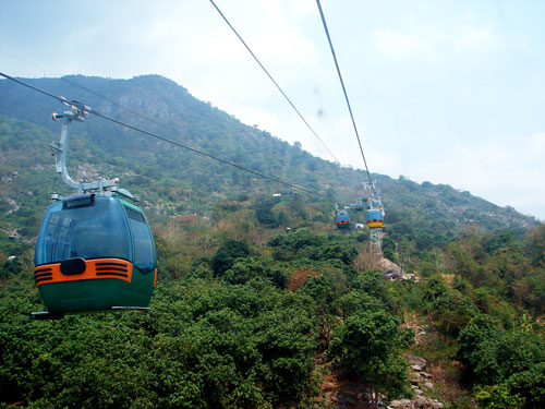 Du khách có thể đi cáp treo để ngắm cảnh núi Bà tại Tây Ninh
