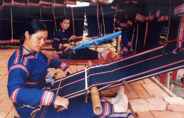 Dệt thổ cẩm - nghề truyền thống của đồng bào DTTS ở Lâm Đồng cần được phát huy để tăng tính hấp dẫn của ngành du lịch. Ảnh: N.M