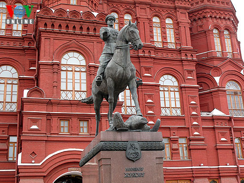 Tượng Nguyên soái Giucov tại Quảng trường Đỏ