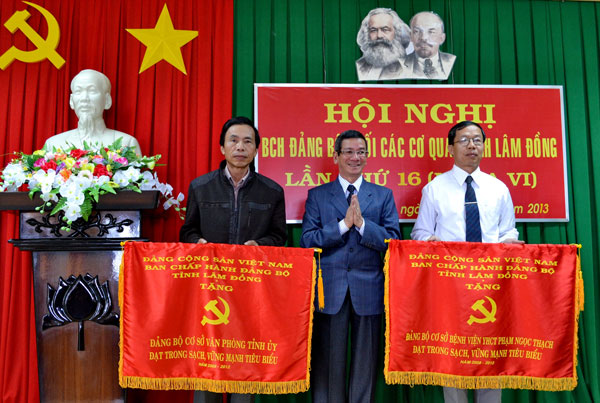 Đồng chí Phạm Văn Vượng - Bí thư Đảng ủy Khối CCQ tỉnh trao cờ của Ban Thường vụ Tỉnh ủy cho 2 Đảng ủy cơ sở đạt thành tích 5 năm liền trong sạch vững mạnh