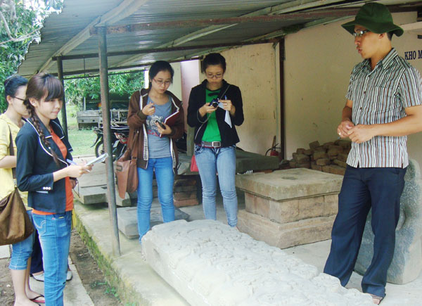 Di tích khảo cổ Cát Tiên còn là nơi thu hút giới sinh viên trong thực hiện nghiên cứu khoa học