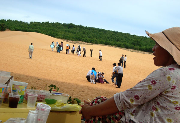 Đồi cát bay ở Mũi Né là một trong những điểm du lịch của Bình Thuận thu hút được nhiều du khách