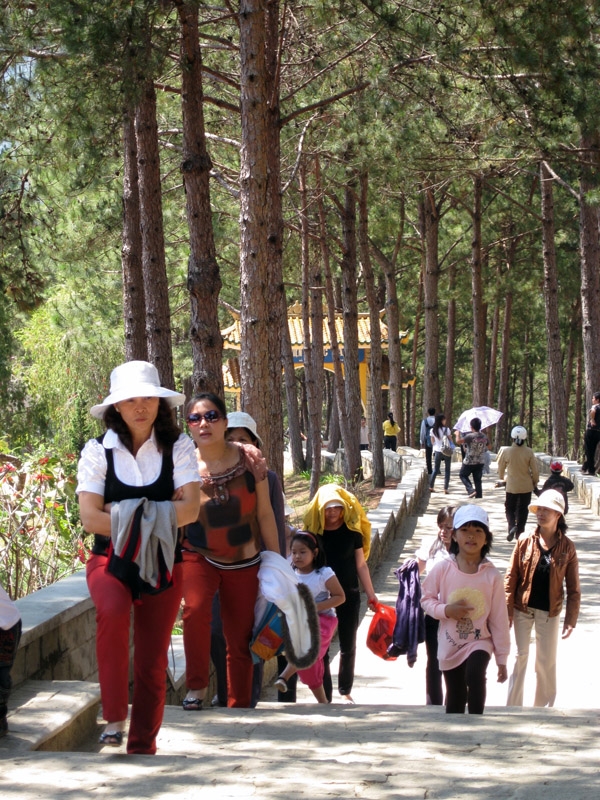 Du khách tham quan Khu Du lịch Thiền viện Trúc Lâm (Đà Lạt) - Ảnh: Thanh Toàn