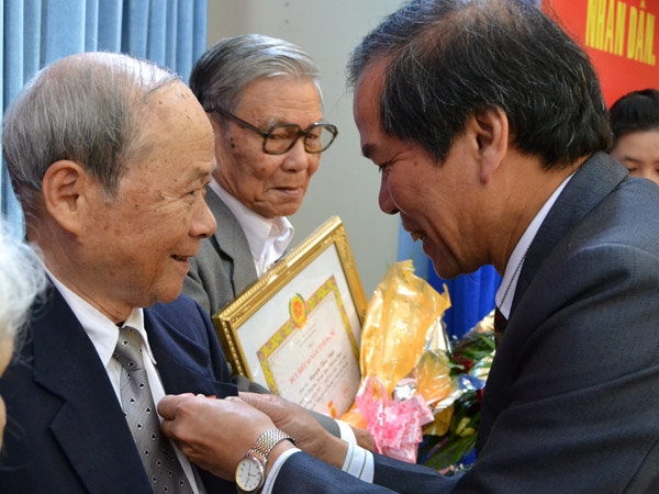 Chủ tịch UBND tỉnh Nguyễn Xuân Tiến trao Huy hiệu Đảng choc ác cán bộ lão thành cách mạng.