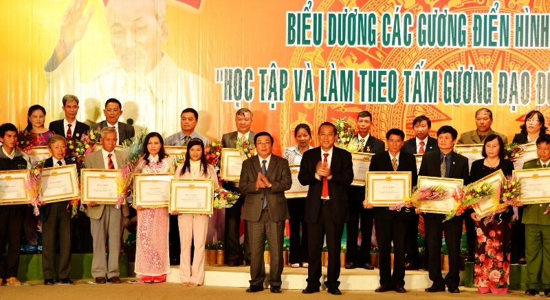 Đồng chí Trương Hòa Bình-Bí thư TW Đảng cùng đồng chí Huỳnh Đức Hòa-Bí thư Tỉnh ủy trao bằng khen cho các tập thể và cá nhân