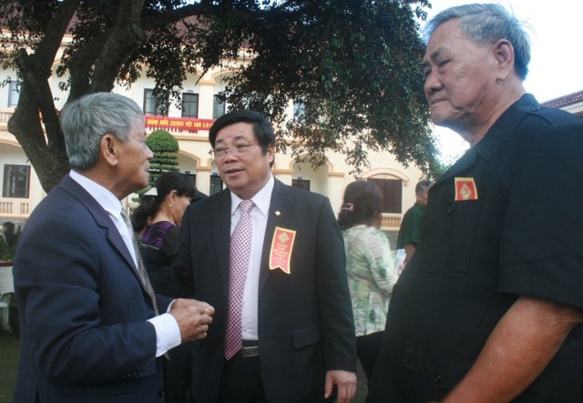 Đồng chí Huỳnh Đức Hoà - Bí thư Tỉnh uỷ, Chủ tịch HĐND tỉnh, tham hỏi, động viên cán bộ T29