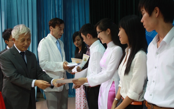 GS-TS Trần Thanh Vân, Chủ tịch Quỹ học bổng Vallet và GS Odon Vallet trao học bổng cho các học sinh, sinh viên.  