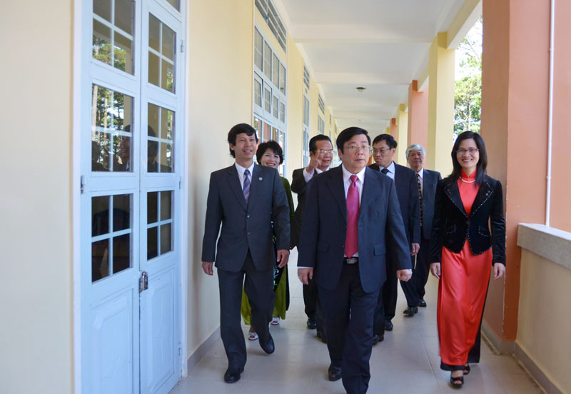 Bí thư Tỉnh uỷ thăm cơ sở vật chất của Trường THPT Trần Phú