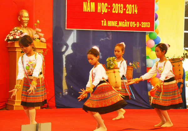 Học sinh Trường Tiểu học Tà Hine biểu diễn văn nghệ trong Lễ khai giảng
