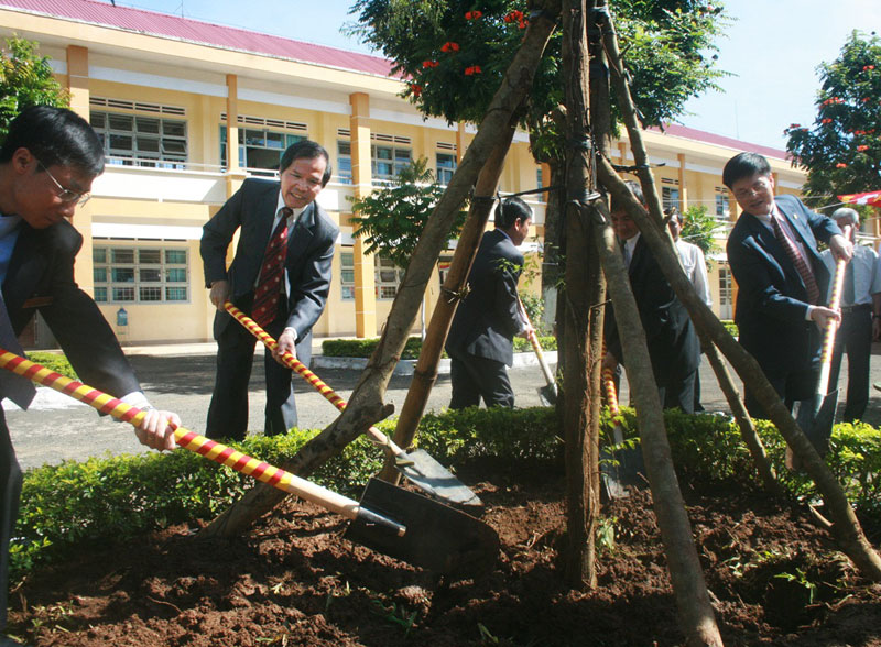 Chủ tịch UBND tỉnh Nguyễn Xuân Tiến trồng cây lưu niệm tại Trường THPT Lộc Thanh