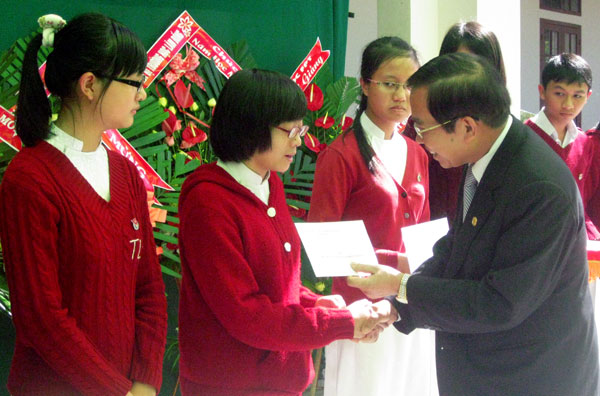 Phó Bí thư Tỉnh ủy, Trưởng Đoàn Đại biểu Quốc hội đơn vị tỉnh Lâm Đồng - Vũ Công Tiến trao học bổng cho học sinh nghèo vượt khó