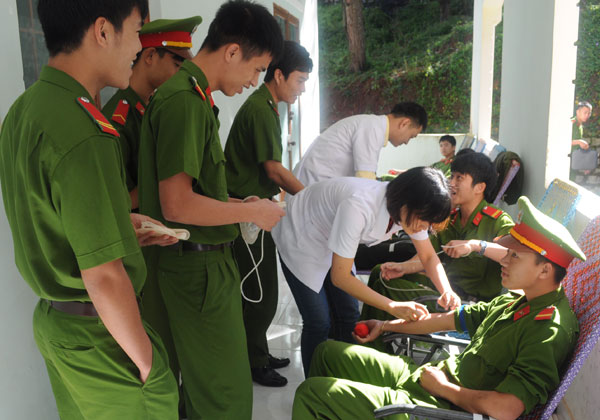 Các cán bộ chiến sỹ Công an Lâm Đồng tham gia hiến máu tình nguyện