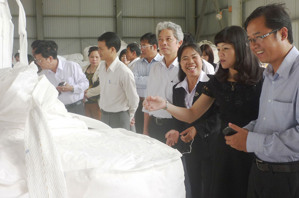 Đoàn công tác của Ban Tuyên giáo Tỉnh uỷ Lâm Đồng thăm khu vực đóng gói alumin tại Nhà máy bô xít Tân Rai