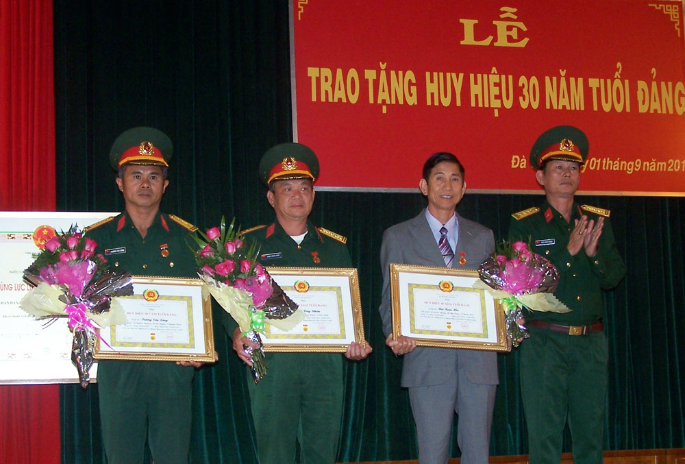 Đại tá Trần Xuân Quang - Tỉnh ủy viên, Phó Bí thư Thường trực Đảng ủy Quân sự tỉnh trao Huy hiệu 30 năm tuổi Đảng cho các đồng chí cán bộ chỉ huy