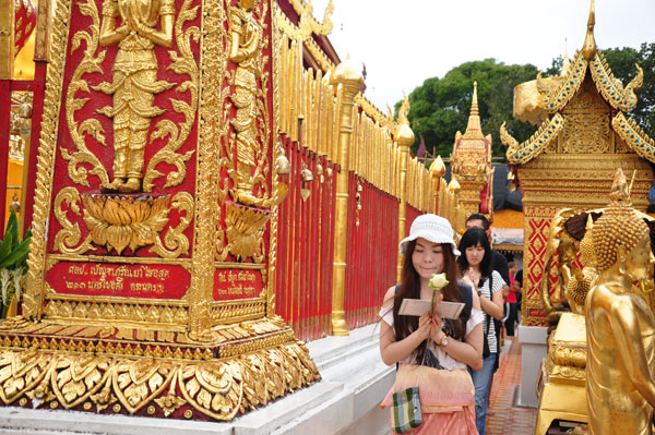 Cảnh cầu nguyện trong Chùa Phrathat Doi Suthep