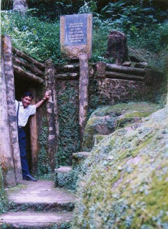 Người viết tại cửa hầm - nơi làm việc của Đại tướng, Tổng tư lệnh Võ Nguyên Giáp trong chiến dịch Điện Biên Phủ 1954