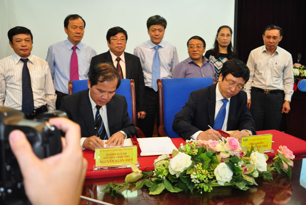 Chủ tịch UBND tỉnh Lâm Đồng và Tổng Giám đốc Đài Tiếng nói Việt Nam ký chương trình hợp tác truyền thông 2013 - 2018